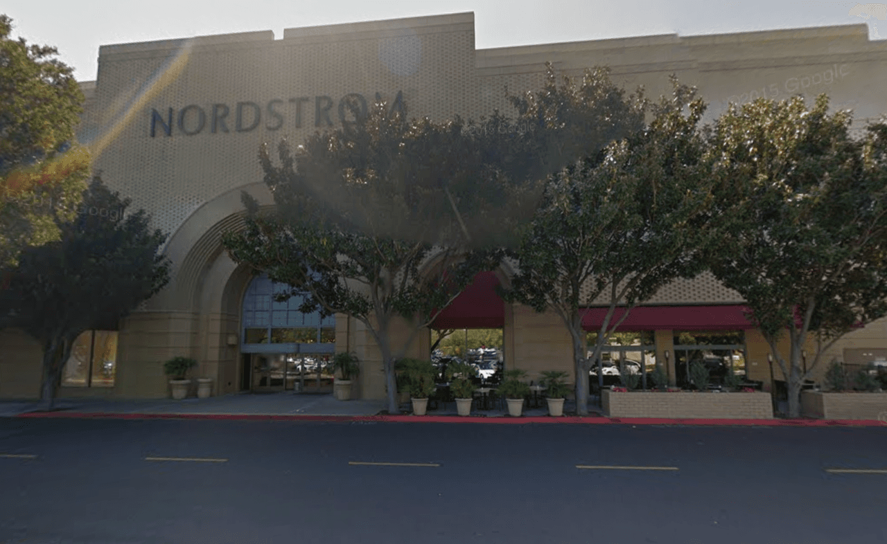 Nordstrom Pleasanton: Localizado en el número 1600 Stoneridge Mall Road.