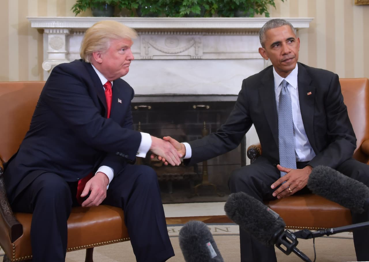 <b>El encuentro. </b>Donald Trump acepta la invitación de Barack Obama a la Casa Blanca. 
<b>"</b>Quiero enfatizar, presidente, que haremos todo lo posible para que sea exitoso", le aseguró Obama. "Señor presidente, fue un honor estar con usted y espero estarlo muchas más veces en el futuro", le respondió el presidente electo. Jueves 10 de noviembre.