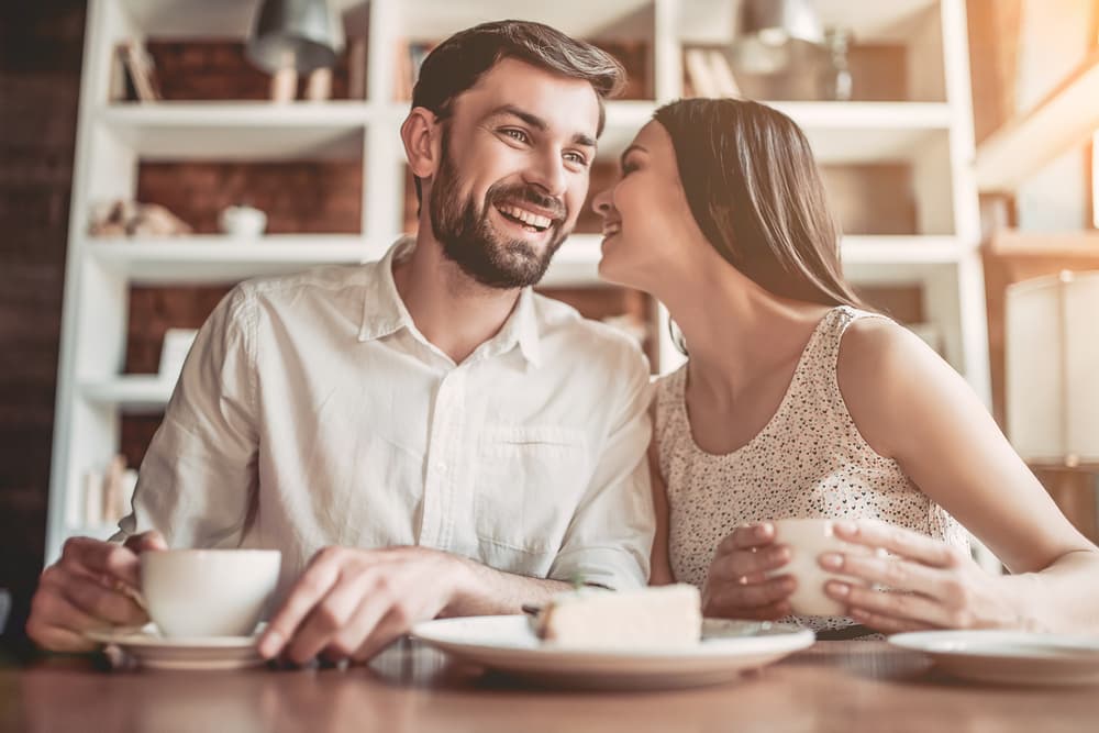 Un Libra suele ser muy sociable y extrovertido, por lo que procura estar rodeado de gente para platicar y convivir. Inclusive podría ser el alma de la fiesta, por lo que si quieres llamar su atención, recomendamos cruzarte con él lo más frecuente que puedas en su elemento: con un grupo de amigos, y conseguir destacar en la plática para llamar su atención.