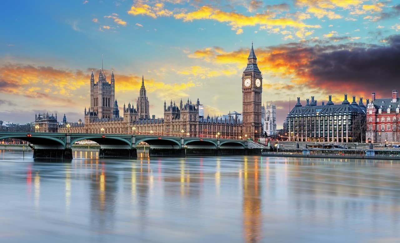 <h2 class="cms-H2-H2">6. Londres, Inglaterra</h2>
<br>
<br>Londres es otra de las ciudades que escaló dos sitios con respecto al último reporte. Esta ciudad, de casi 9 millones de habitantes, ofrece atracciones como el icónico Big Ben o la antigua Torre de Londres, que guarda más de 900 años de historia, así como una intensa y moderna vida cultural y artística. 
<br>