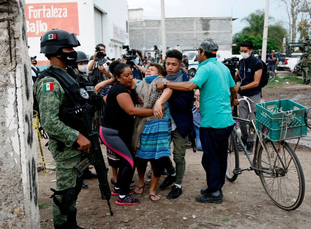 La mujer se desvaneció al conocer que su hijo se encontraba entre las 24 víctimas mortales del ataque, del que por ahora no se han divulgado los motivos.