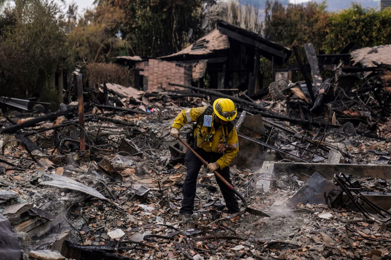 Aunque falta más del 90% de contención, los 
<b>daños y la devastación ya son visibles en la zona</b>, las estructuras ya apagadas lucen hechas cenizas.
