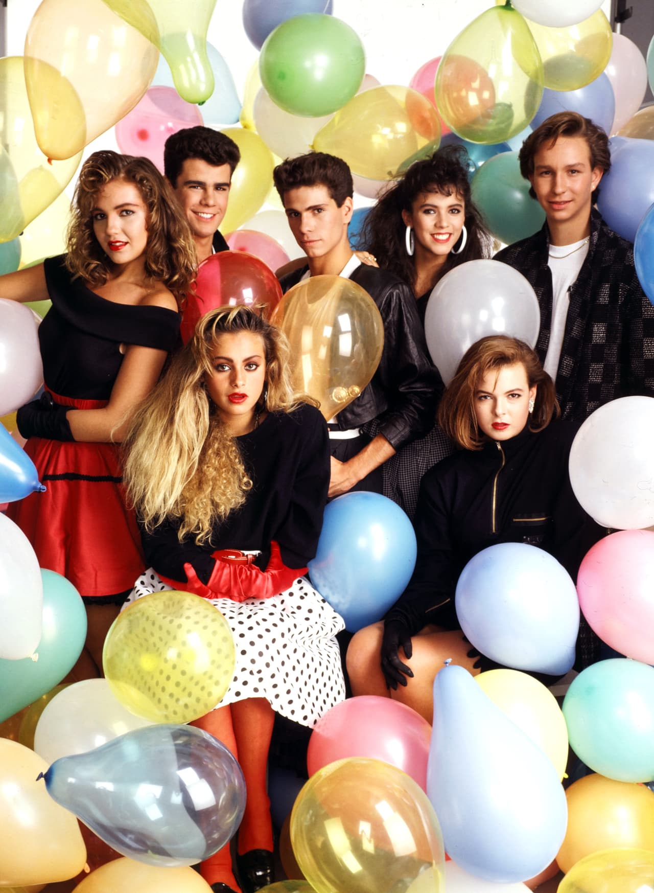 Durante la década de los 80, formó parte del reconocido grupo Timbiriche, esto junto a celebridades como Paulina Rubio, Eduardo Capetillo, Edith Márquez, Erik Rubín y Diego Schoening.