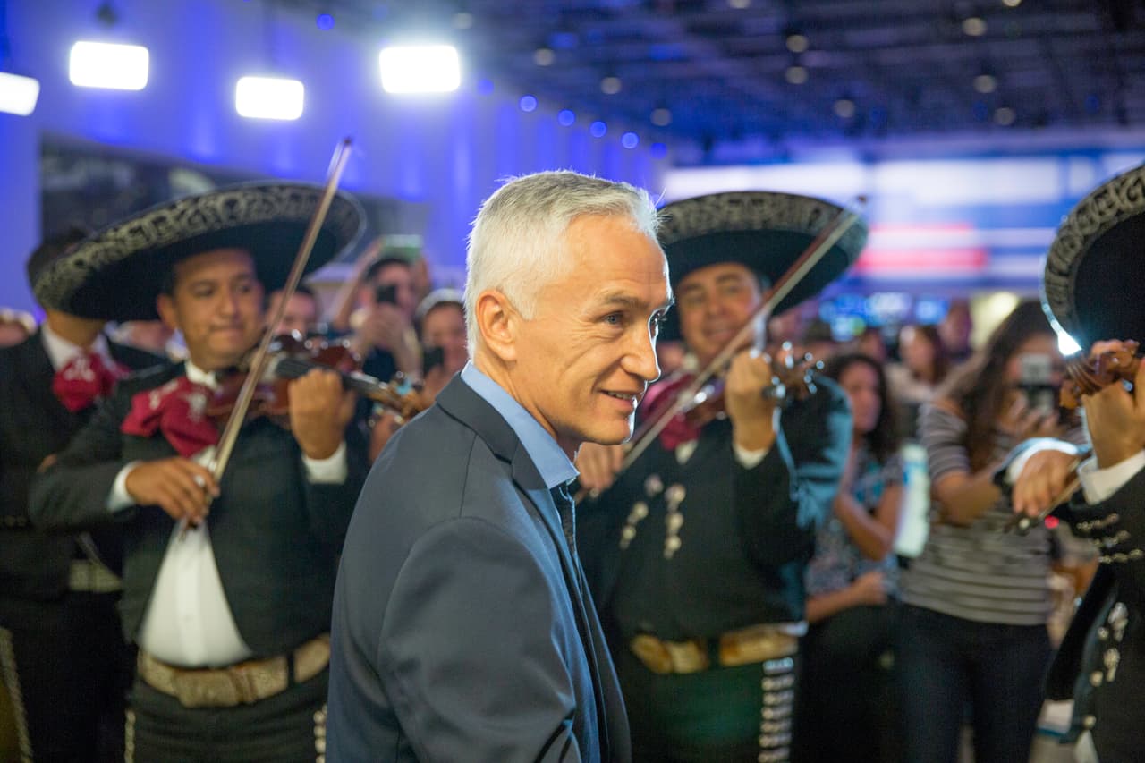 En 2016 Jorge Ramos cumplió 30 años como conductor del Noticiero Univision y lo celebró junto a sus colegas con una fiesta y mariachis en la sede de la estación en Miami, la ciudad donde vive desde 1991.