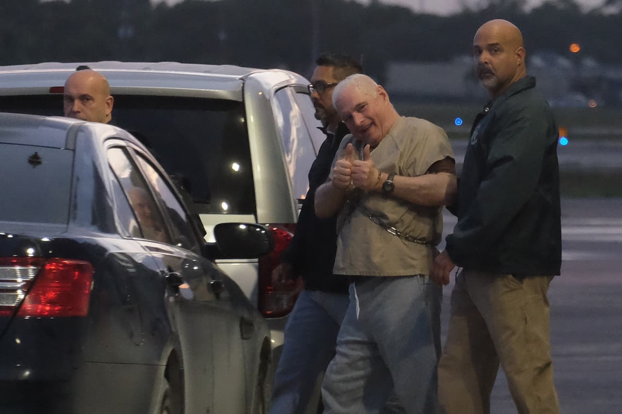 Former Panamanian President Ricardo Martinelli is escorted by US Marshals to an awaiting jet early morning June 11, 2018 at Opa Locka airport near Miami, FL. - Martinelli is being extradited back to Panama on political espionage and corruption. Martinelli, 66, has another dozen cases pending that range from the misappropriation of public funds to the sale of pardons.
