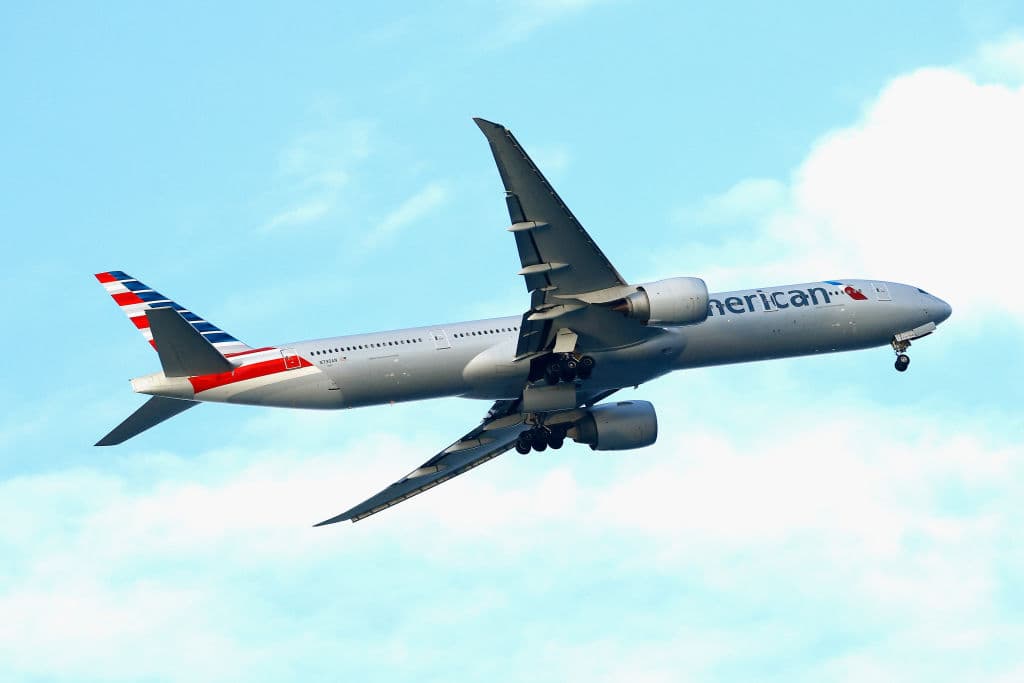Investigan a auxiliar de vuelo por supuestamente grabar a una adolescente en el baño del avión