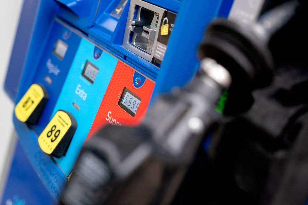 La gasolina da un respiro y baja a $4.8: dónde ha caído más y dónde es más barato comprar combustible
