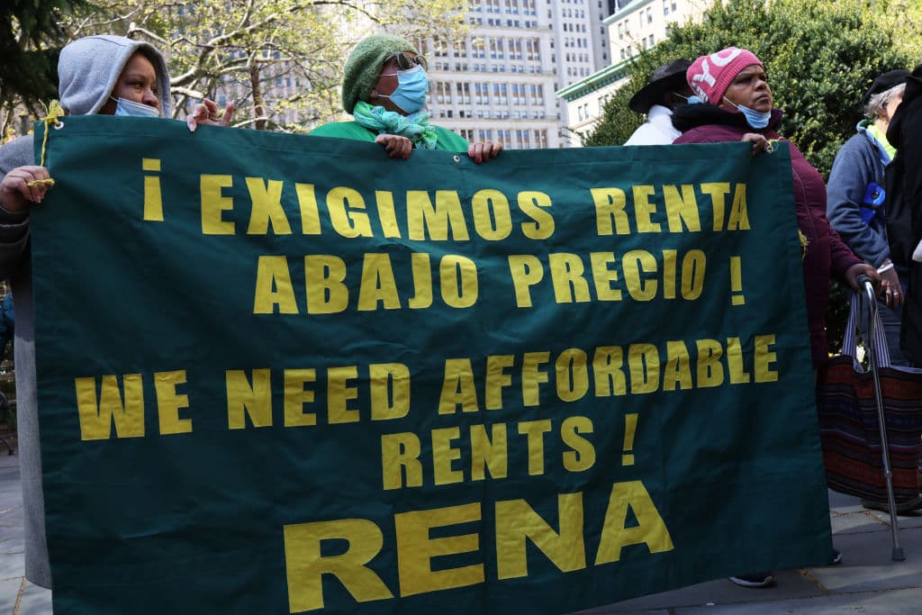 A pesar de los indicadores alentadores que parecen mostrar un inicio de estabilización en los precios, el desafío para las clases medias y 
<b>trabajadoras sigue siendo grande en medio de una inflación del 8,5 % y un crecimiento salarial de solo el 5,2 %.</b>
<br>
<br>En la imagen. una manifestación en protesta por los aumentos de alquiler en City Hall Park en la ciudad de Nueva York.
