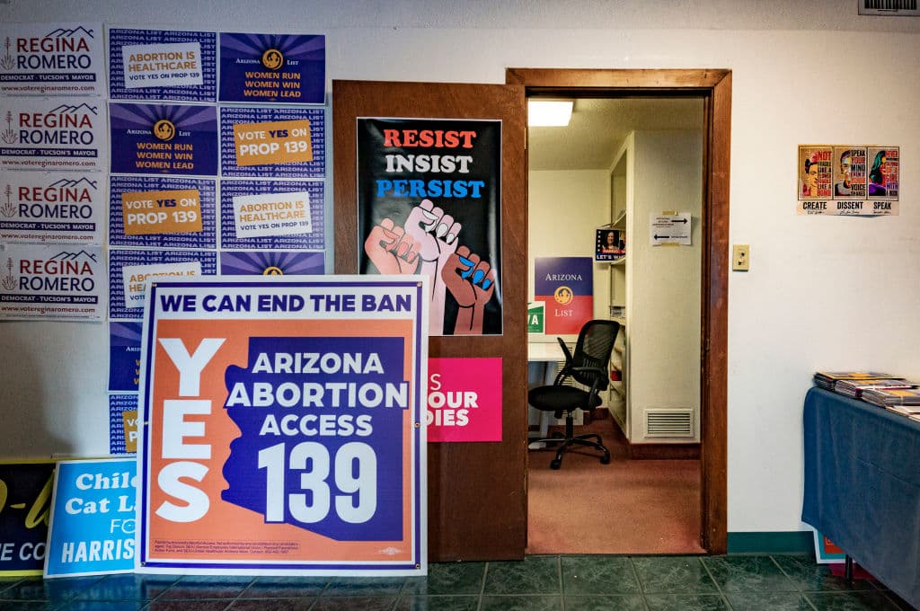 Carteles y pancartas a favor de la Propuesta 139, que inserta el derecho al aborto hasta la viabilidad fetal en la constitución estatal de Arizona.