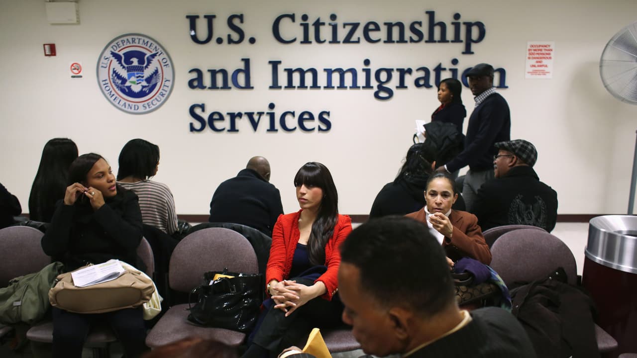 Trámites de residencia permanente para cubanos con ‘parole’ humanitario por parte de USCIS: qué se sabe