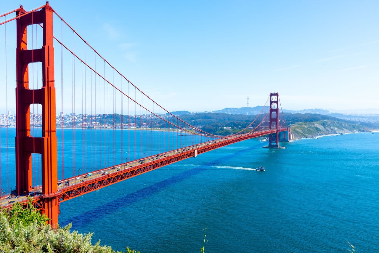 San Francisco es la única ciudad de Califoria en la lista. Toda la zona de la Bahía sigue atrayande profesionales y no profesionales debido a sus grandes empresas tecnológicas. Solo Apple y Facebook abrieron 1,000 plazas de empleo cada una durante el 2020, según 
<a href="https://www.linkedin.com/pulse/stormy-times-15-us-cities-make-jobs-happen-george-anders/" target="_blank">LinkedIn</a>.