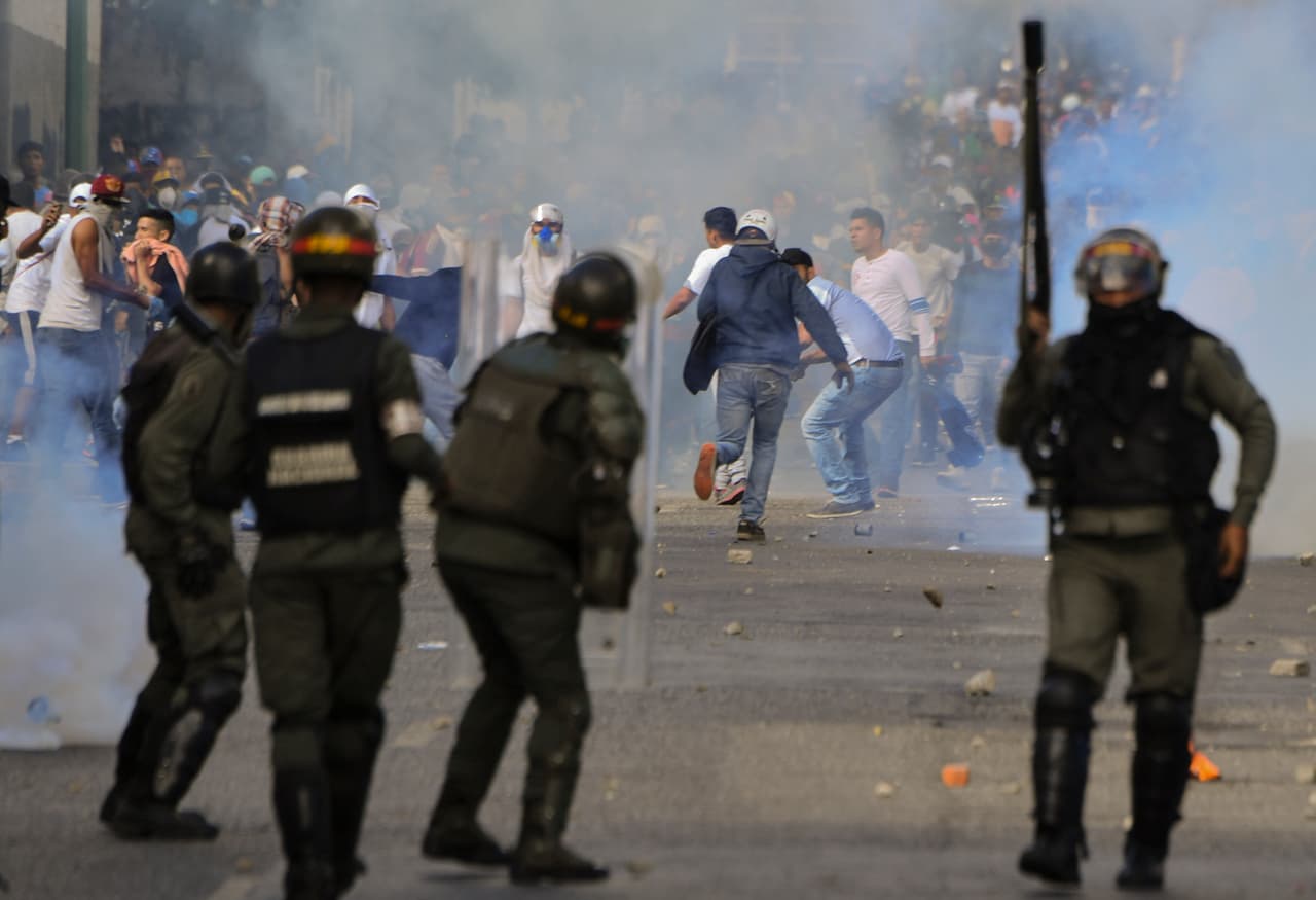 En el este de la capital, las fuerzas de seguridad dispersaron con gases lacrimógenos a opositores que intentaban bloquear algunas de las principales vías de la ciudad tras la concentración.
<br>
