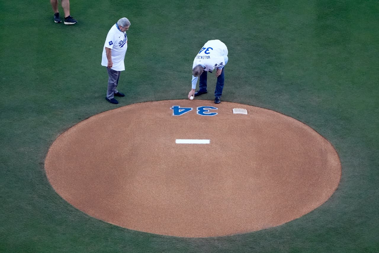 <h2 class="cms-H2-H2">1. Homenaje a Valenzuela</h2>
<br>
<br>La presencia de 
<b><a href="https://www.univision.com/local/los-angeles-kmex/fernando-valenzuela-presente-en-la-serie-mundial-homenajes-en-el-dodger-stadium">Fernando Valenzuela</a> dominó el Dodger Stadium </b>antes del inicio de la Serie Mundial entre los Dodgers de Los Ángeles y los Yankees de Nueva York, tras recibir un emotivo homenaje tras su fallecimiento días antes.