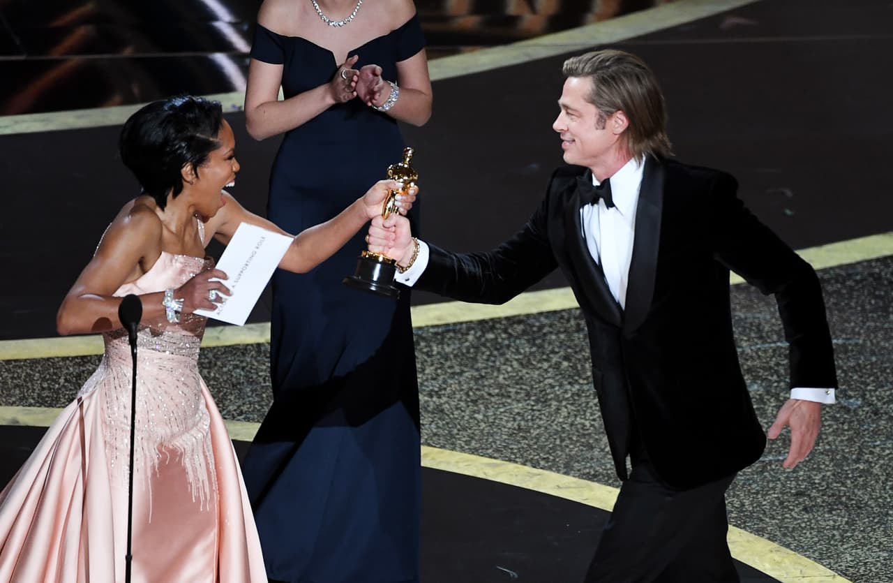 Regina King le entregó el Oscar que reconoce su actuación en 'Once upon a time...in Hollywood'.