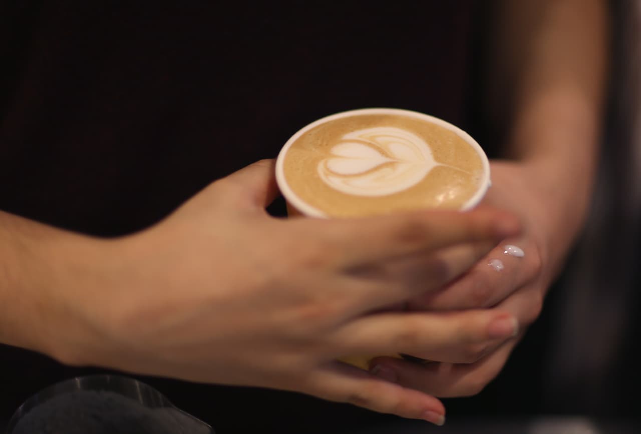 Dele bebidas calientes cuando llegue del colegio como una infusión sin cafeína, un vaso de leche o chocolate caliente.