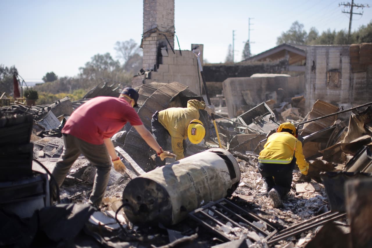 Las autoridades urgieron a los residentes a acatar las órdenes de evacuación, contactando a 14,000 personas mientras las brasas se propagaban hasta cinco kilómetros, encendiendo nuevas llamas.