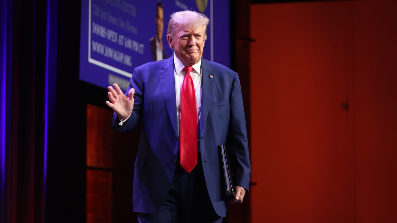 Los cuatro cargos contra Trump son 
<b>obstrucción de un procedimiento oficial, conspiración para obstruir un procedimiento oficial, conspiración para defraudar a Estados Unidos y conspiración para impedir que otros ejerzan sus derechos constitucionales</b>.