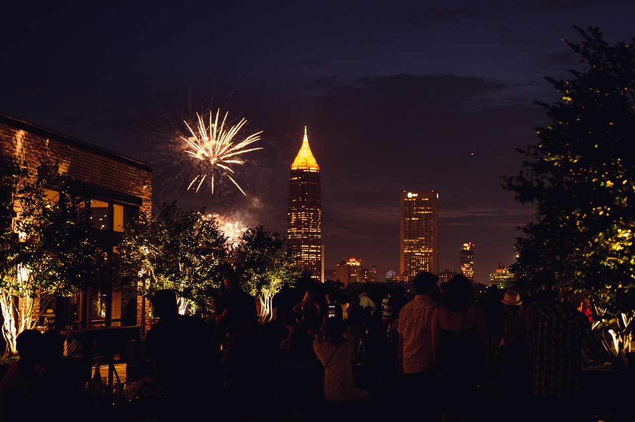 <b><a href="https://roller.app/theroof/products/4thofjuly?date=20220702#/sessions">2nd of July Fireworks on The Roof (2 de julio)</a></b>. The Roof celebra su fiesta anual del 4 de julio de 11:00 de la mañana a 12:00 de la medianoche. Habrá variedad de entretenimiento, comenzando con artistas de globos y un mago, de 12:00 del mediodía a 4:00 de la tarde, seguido de música de DJ OP Diggy a las 8:00 de la noche y un espectáculo privado de fuegos artificiales a las 9:30 de la noche.