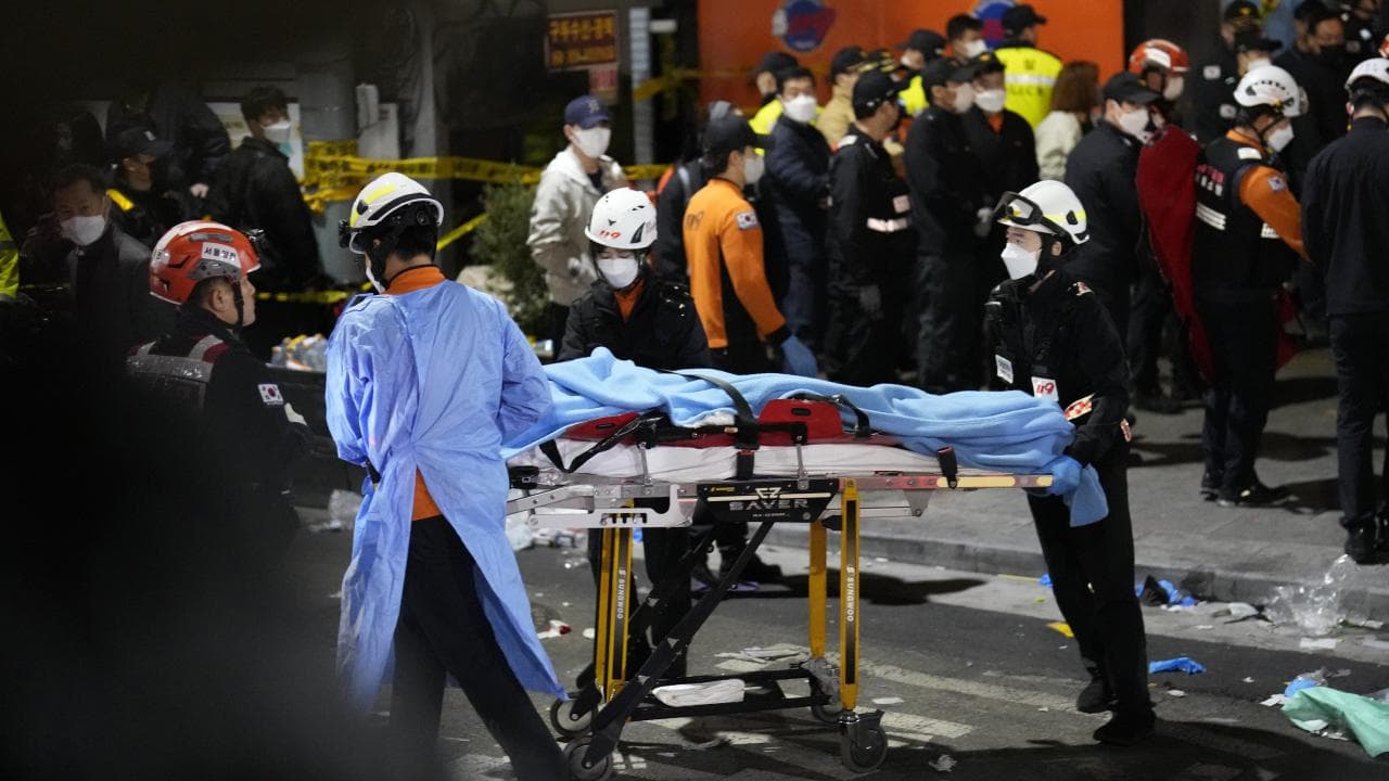 <b>En video:</b> Autoridades de Seúl, capital de Corea de Sur, indicaron que en la concentración había al menos 100,000 personas, lo que dificultó el acceso de los equipos de emergencia.