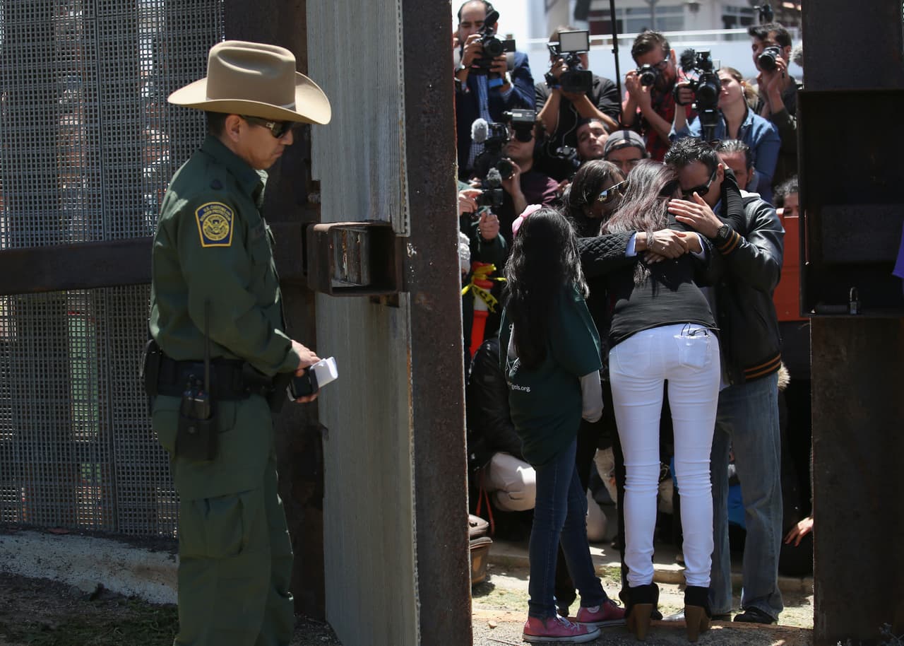 El 30 de abril de este año, un evento llamado ‘Abriendo la puerta a la esperanza’ permitió que algunas familias estadounidenses con miembros en México se juntaran y abrazaran por tres minutos, pasando temporalmente una puerta custodiada por la guardia fronteriza. Fue la tercera vez que la barda que separa a San Diego de Tijuana se abre para reunir familias temporalmente. El evento es promovido por la organización de defensa de inmigrantes ‘Ángeles de la frontera’.