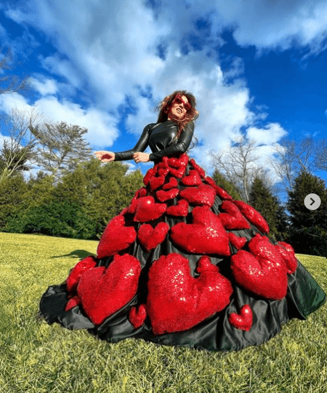 <b>Thalía impactó con un gran vestido de corazones 3D </b>
<br>El 14 de febrero de 2022, la actriz presumió a través de su cuenta de Instagram un fantástico vestido de color negro con grandes corazones 3D en la falda, este fue confeccionado por la diseñadora Mubarak.