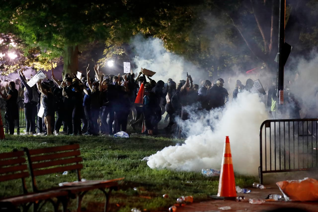 En el parque Lafayette, cerca de la Casa Blanca, se congregaron los manifestantes. La policía les lanzó bombas lacrimógenas para dispersarlos.