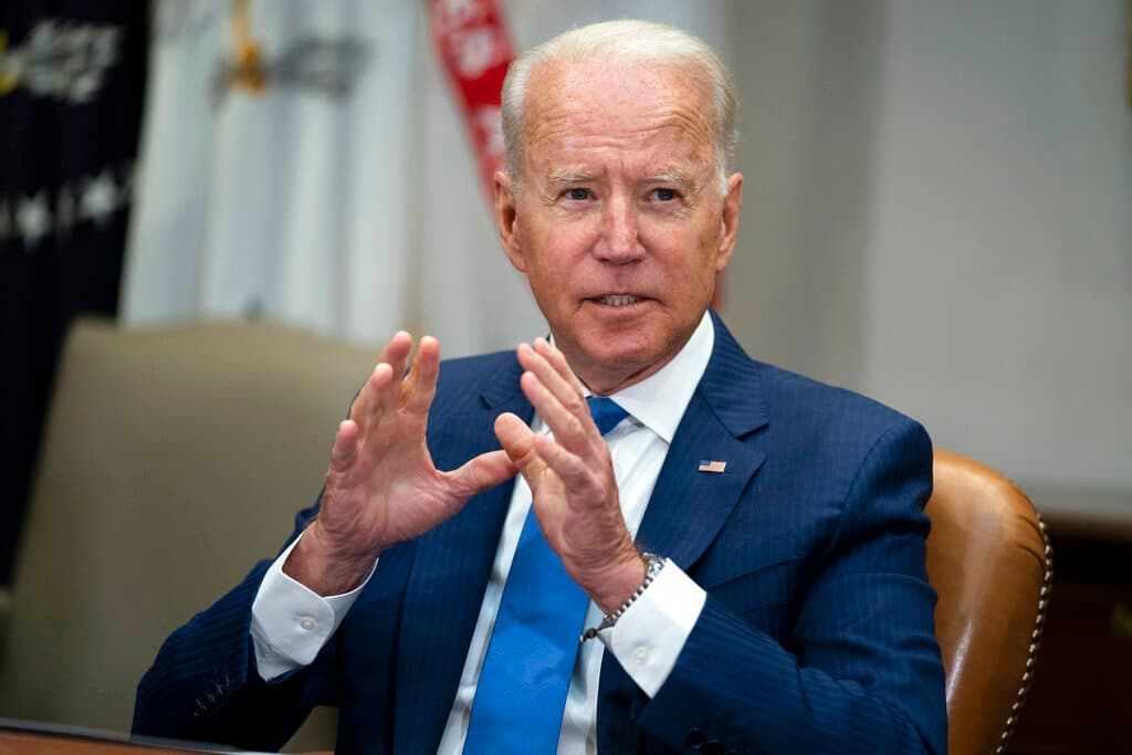 Biden ordena revisar el envío de remesas a Cuba y aumentar el personal diplomático en La Habana, según reportes