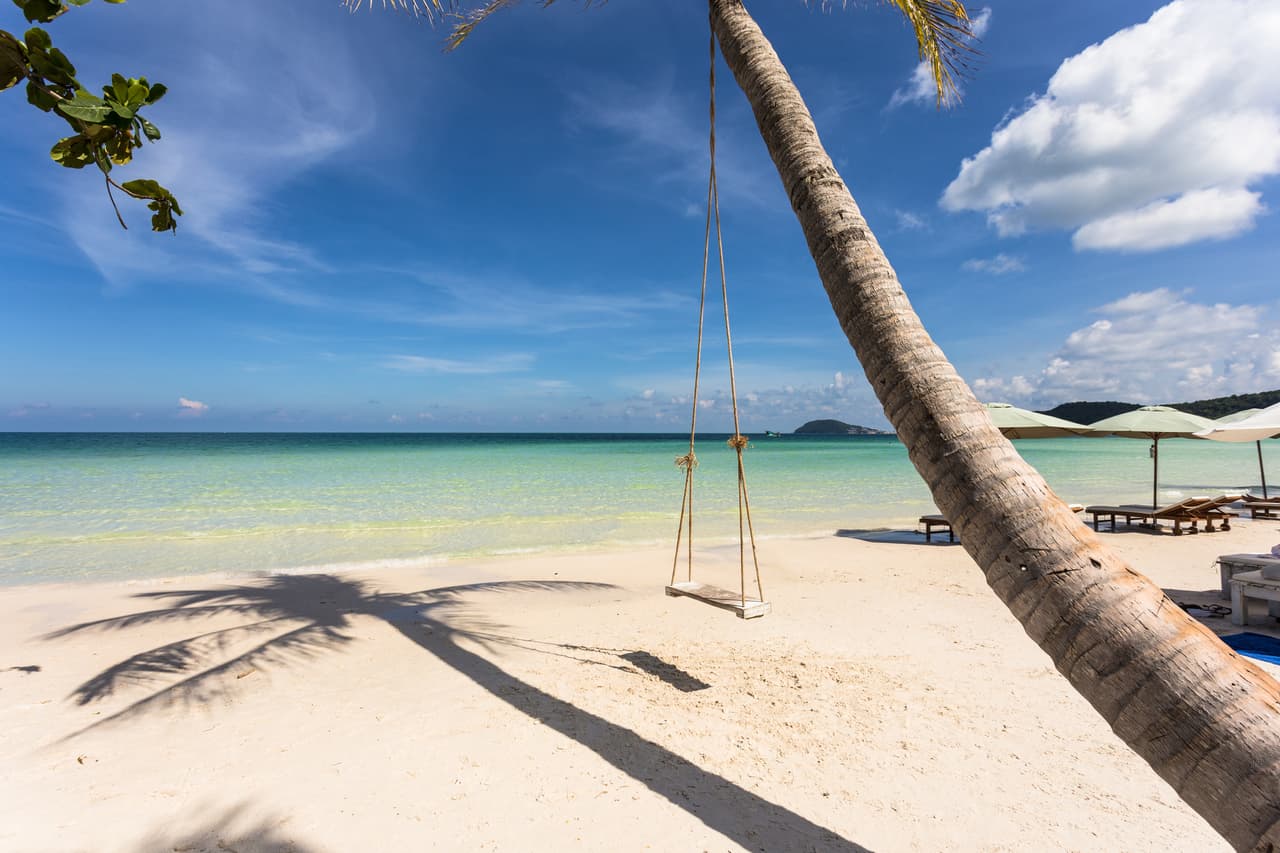 <b>Phu Quoc, Vietnam</b>
<br>
<br>Es la isla más grande de Vietnam pero es un lugar pequeño, íntimo, no mucho más grande que la ciudad de Chicago y con apenas 100,000 habitantes. 
<br>
<br>Este paraíso tiene áreas naturales protegidas y unas 20 playas espectaculares. Según International Living, "una comida para dos en la mayoría de los restaurantes locales, que incluye varios platos de pescado, camarones, cangrejos, calamares, conchas, acompañamientos y bebidas, 
<a href="https://internationalliving.com/best-islands-in-the-world-to-retire-on/"><u>no costará más de 30 dólares</u></a>". Sumando todo, incluso el alquiler de la vivienda, una pareja puede vivir aquí con tan solo 1,210 dólares al mes, según la publicación.