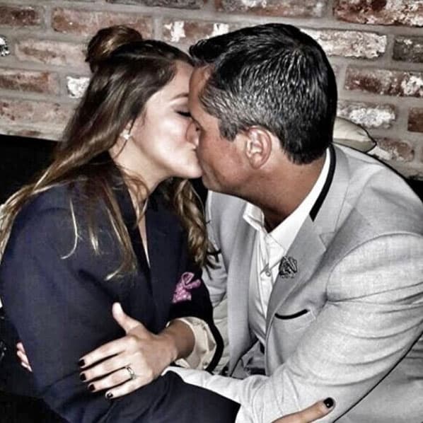 Desde que lo hicieron oficial, 
<b><a href="http://www.univision.com/temas/sherlyn-gonzalez">Sherlyn</a></b> y 
<b>Francisco Zea</b> no han dejado de gritar a los 4 vientos que están muy enamorados, por eso la actriz subió esta imagen a su cuenta de Instagram: "Después de todo lo único que importa es que tu mirada me diga que me amas y te amo. Lo demás es simplemente el ruido de las hojas al caer... @zeapaco".