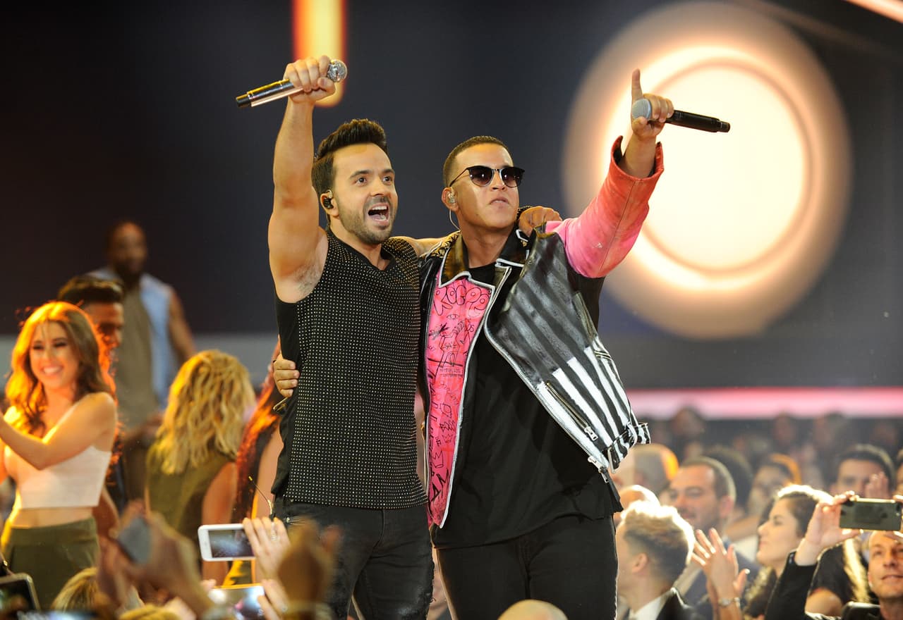 1. Los cantantes boricuas están enloqueciendo al mundo con su tema 'Despacito'. Su éxito ha llegado a tal nivel que la canción se ha convertido en el himno de los hinchas del equipo argentino San Lorenzo. Pero eso no es lo único que les une.