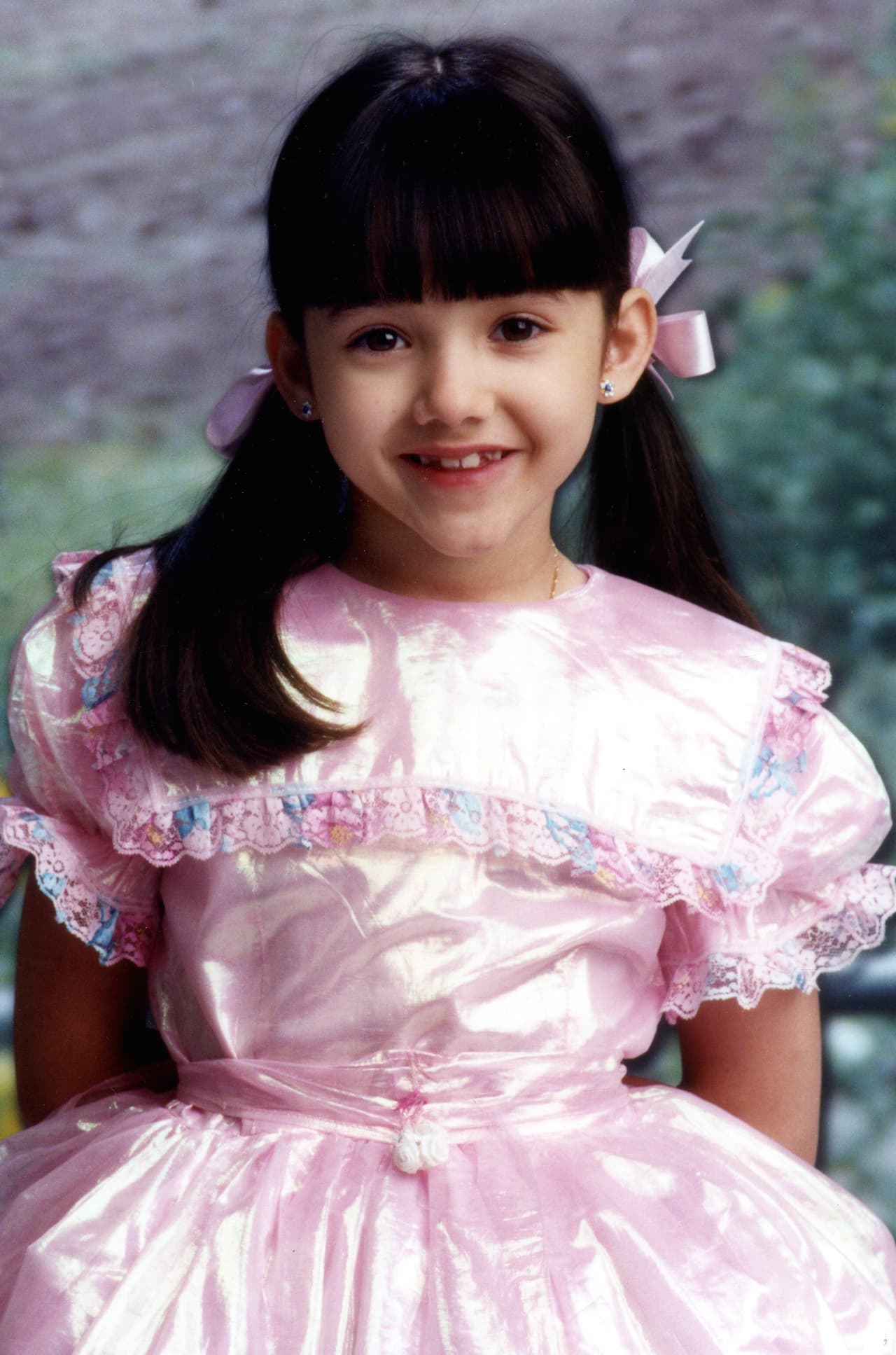 Sherlyn debutó en la televisión con apenas 4 años, pero fue a los 9 cuanto tuvo su primera participación en una telenovela: "Agujetas de Color de Rosa".
