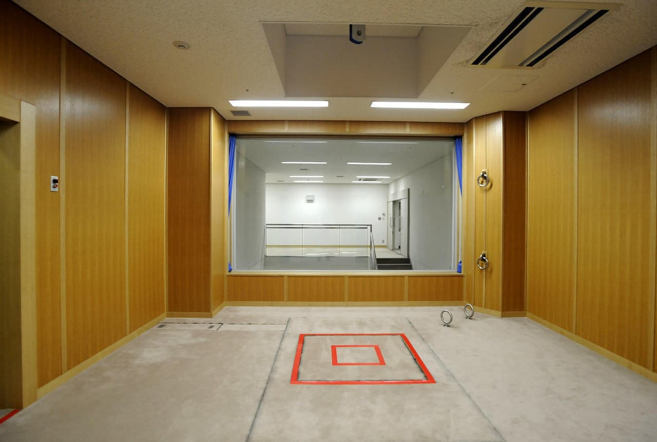 <h3 class="cms-H3-H3">13. Japón</h3>
<br>
<br>🔴 
<b>Ejecuciones en 2021:</b> Tres.
<br>
<br>🔴 
<b>Delitos que se castigan con la pena de muerte:</b> La mayoría de los ejecutados en Japón son asesinos múltiples, aunque también se puede aplicar la pena capital en contra de delitos como un solo asesinato, el secuestro, delitos contra el Estado e insubordinación militar. La práctica cuenta con un sólido apoyo: el 80% de los japoneses la respalda, según una encuesta de 2020.
<br>
<br>🔴 
<b>Métodos de ejecución: </b>Horca.
<br>