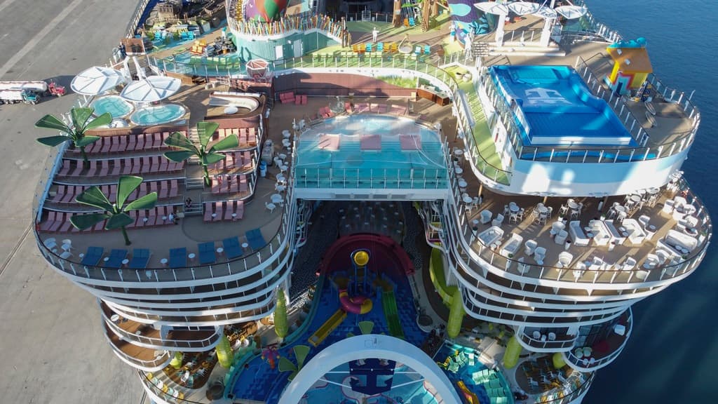 Tiene 48,5 metros de ancho, 365 metros de eslora y una capacidad para 7.514 pasajeros y 2.350 tripulantes, es la primera embarcación ‘Clase Icon’, de los nuevos cruceros de Royal Caribbean.
