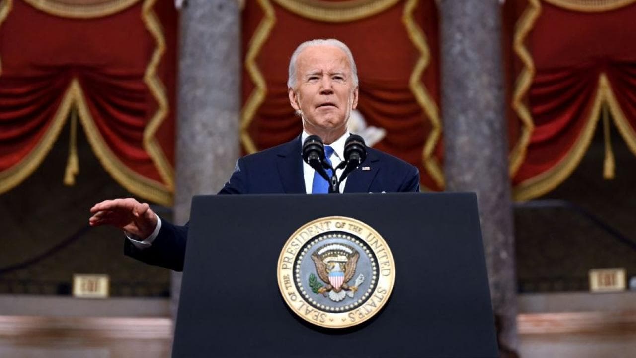 <b>En video: A un año del asalto al Capitolio, Biden arremete contra Trump por "promover" el ataque (discuso completo y en español)</b>
<br>
<br>El presidente habló desde el Salón de las Estatuas del Capitolio, lugar que un año atrás fue invadido por la turba de simpatizantes de Trump, impulsados por lo que llamó la "gran mentira" de su predecesor decir que hubo un fraude para no aceptar su derrota.