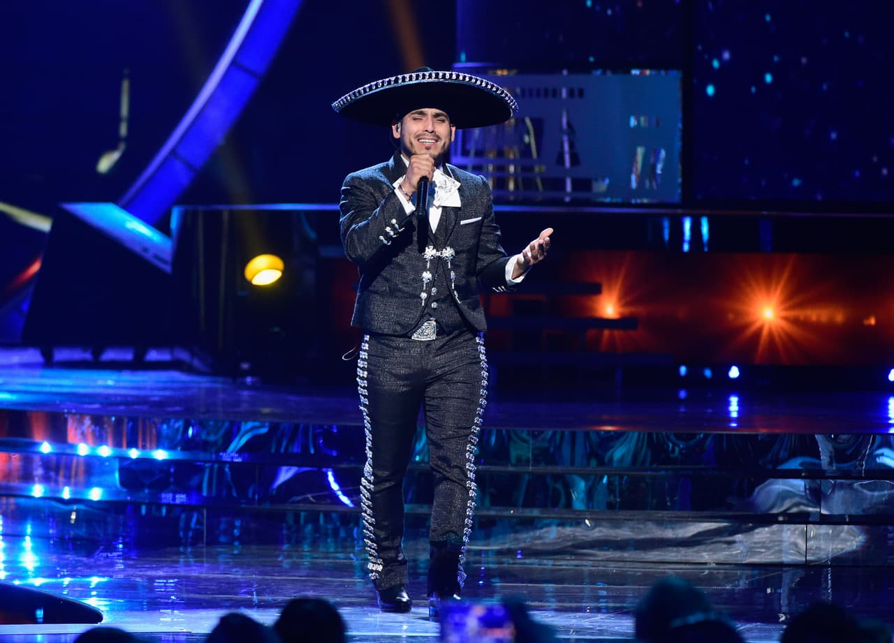 Espinoza Paz opta al premio por Mejor Canción Regional Mexicana.