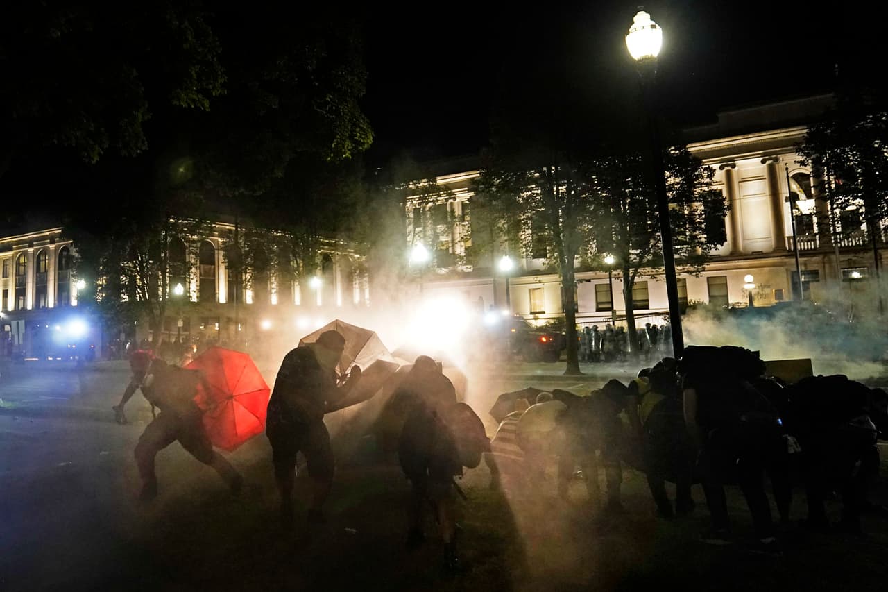 Los uniformados respondieron con gases lacrimógenos y balas de goma, advirtiendo a la multitud que estaban violando el toque de queda de la ciudad, que comenzó a las 8:00 PM, y que se arriesgaban a ser arrestados. Finalmente, los manifestantes se fueron y se dispersaron por las calles de la ciudad.