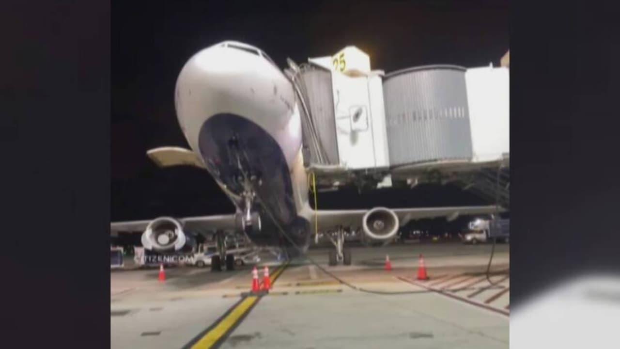 Avión de JetBlue se inclina hacia atrás debido al "cambio de peso" cuando los pasajeros bajan en el aeropuerto JFK