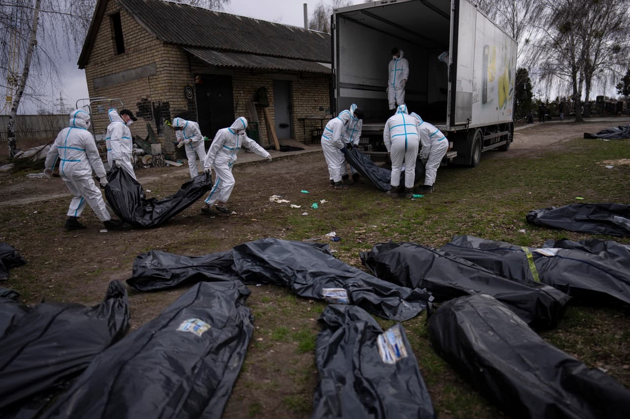 Las exportaciones vitales de 
<a href="https://www.univision.com/noticias/mundo/guerra-rusia-ucrania-putin-euro-gas">gas ruso a Europa, particularmente a Alemania e Italia</a>, se recortan una y otra vez, mientras que Gazprom (la empresa de gas rusa) también ha suspendido las entregas a varios clientes europeos que se niegan a pagar en rublos.
<br>
<br>En la foto: Voluntarios cargan en un camión los cadáveres de civiles asesinados en Bucha.
<br>
<br>
<br>
<br>