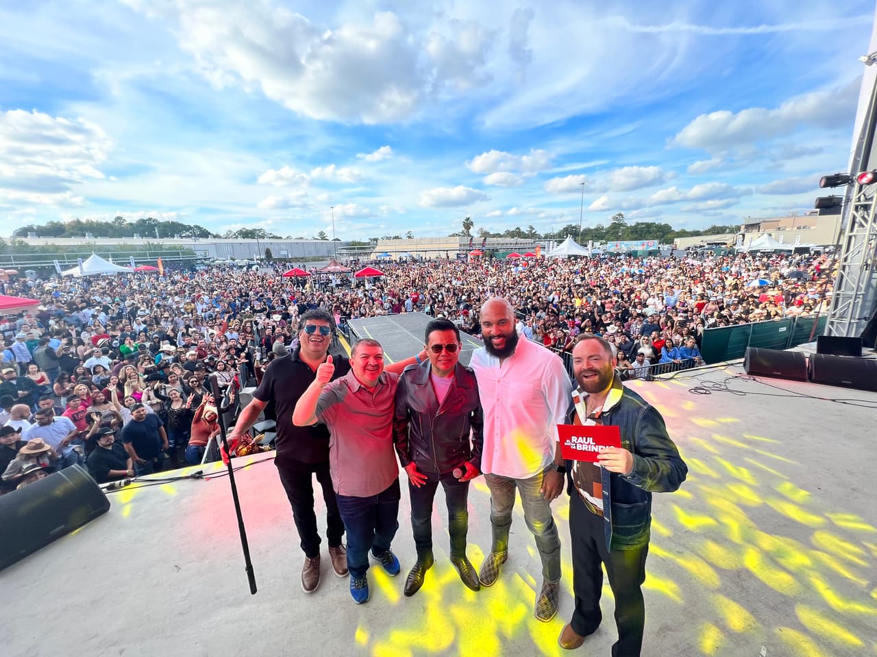 Los integrantes de El Show de Raúl Brindis dieron la milla extra durante todo el concierto para que los asistentes tuvieran la mejor experiencia.