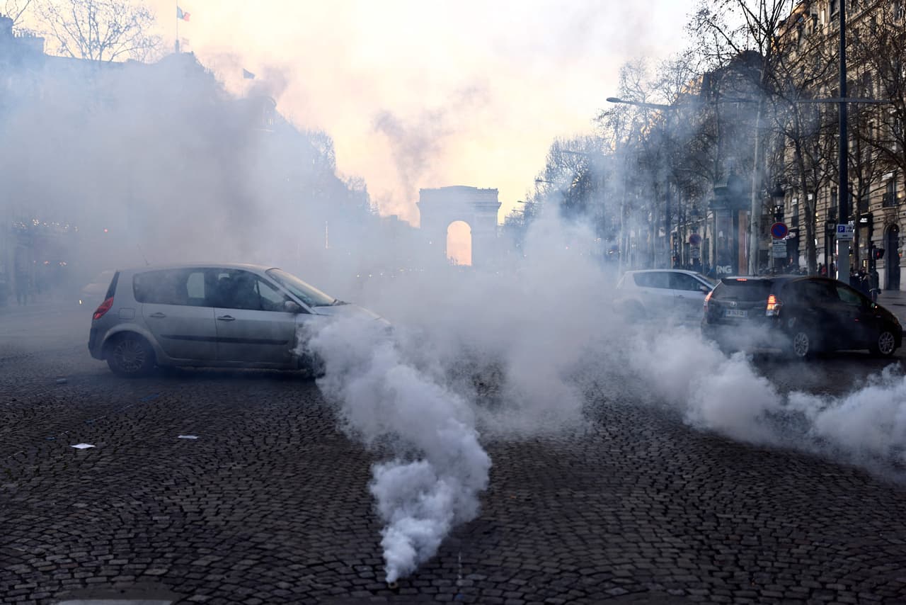 Miles de vehículos llegaron a París el viernes desde toda Francia, con muchos participantes que esperaban bloquear la capital para protestar contra las reglas de vacunación anticovid y otras restricciones sanitarias. El sábado, una parte consiguió llegar a los Campos Elíseos, en el centro de la capital. La policia disparó gases lacrimógenos y puso cientos de multas.
<br>