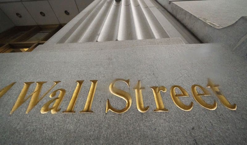 <br>En esta foto de archivo del 5 de noviembre de 2020, un letrero de Wall Street está tallado en el costado de un edificio.