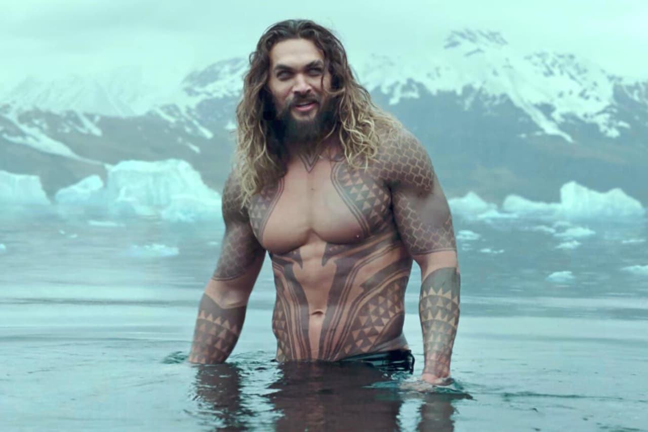 Aunque el superhéroe en los cómics es de tez blanca, cabello corto y rubio, Momoa fue capaz de demostrar que, a veces, es bueno que un actor no sea idéntico al personaje original.