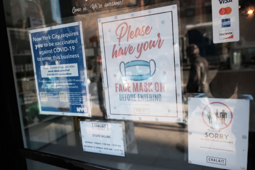 Se puede ver en distintos comercios, como restaurantes, el anuncio de uso obligatorio de mascarilla, mientras que otros piden una prueba de vacunación.