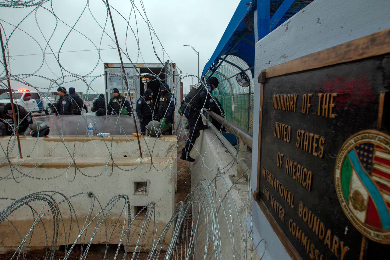 Las orillas del río fronterizo y los puentes entre Piedras Negras y Eagle Pass están fuertemente custodiados por agentes de la Patrulla fronteriza de EEUU. 
<a href="https://www.univision.com/noticias/inmigracion/mexico-retiene-a-un-grupo-de-1-600-migrantes-que-iban-a-eeuu-en-una-fabrica-cerca-de-texas">Los autoridades confirmaron a Univision Noticias que están trabajando de manera coordinada con México para impedir que los migrantes crucen de manera ilegal.</a>