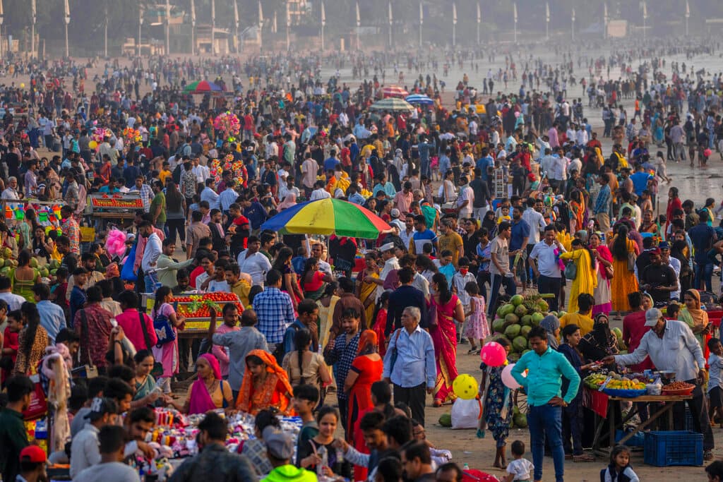 <h2 class="cms-H2-H2">#2 India</h2>
<br>
<br>Con 
<a href="https://www.univision.com/noticias/mundo/india-superara-china-poblacion-8-000-millones-de-habitantes-onu">1,400 millones de habitantes, India se convertirá en el más poblado del mundo en 2023, superando a China.</a> Se espera que experimente una explosión de su población urbana en las próximas décadas con megalópolis ya superpobladas, pero con escasas infraestructuras esenciales.