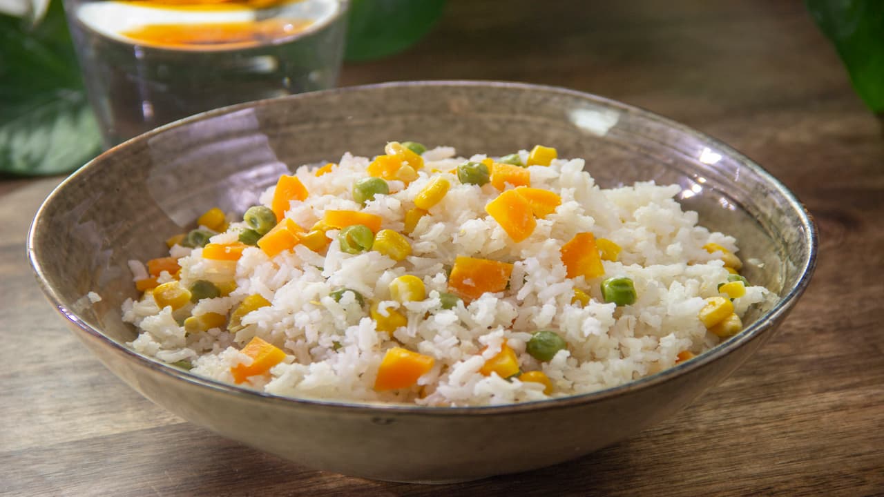 Arroz blanco con verduras