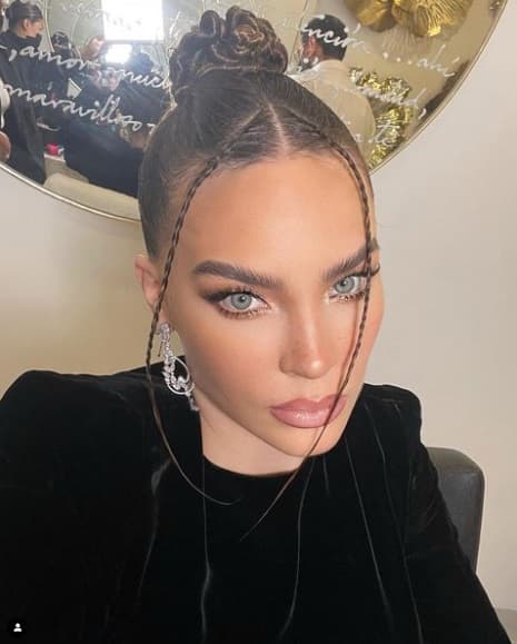 Rasec Sagrav es estilista profesional y destaca su trabajo en México y España. De hecho, fue él quien se encargó del peinado de esta foto, el cual la cantante lució para Harper's Bazar.