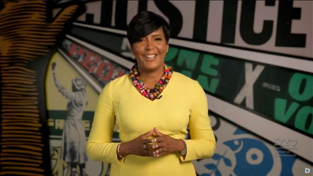 La alcaldesa de Atlanta Keisha Lance Bottoms destacó la importancia de votar el 3 de noviembre. "Hemos clamado por justicia, nos hemos reunido en las calles para exigir cambio, y ahora, debemos pasar el regalo que John Lewis se sacrificó para darnos, debemos inscribirnos en el padrón electoral y debemos votar", dijo.