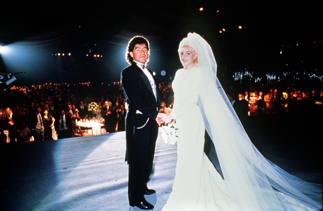 Una imagen de boda con Claudia Villafane en 1989, en Buenos Aires, cuando era un ídolo del equipo de Nápoles, de la primera división italiana de fútbol. En 1991, su adicción a la cocaína le costó su primera suspensión por 15 meses.