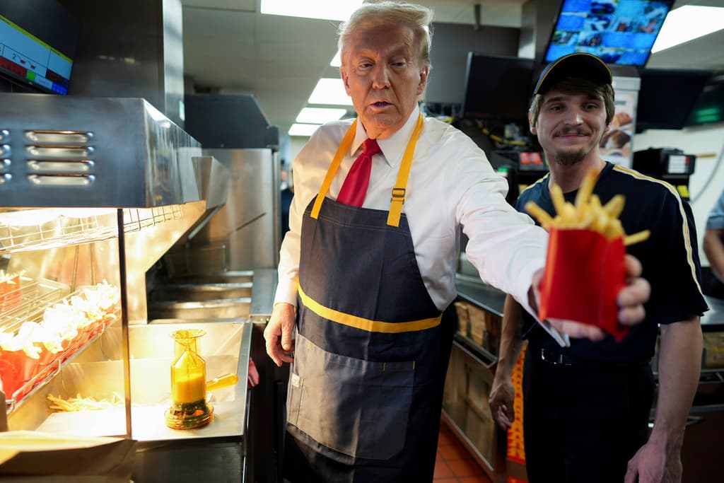 El expresidente de Estados Unidos, 
<a href="https://www.univision.com/noticias/elecciones-en-estados-unidos-2024/elecciones-en-eeuu-2024-trump-frie-papas-en-mcdonads-harris-celebra-su-cumpleanos-cortejando-el-voto-negro-en-georgia" target="_blank">Donald Trump</a>, visitó este domingo un restaurante McDonald's en Feasterville-Trevose, Pensilvania, donde se puso a freír patatas (papas) como parte de su campaña política. El republicano busca ser electo a la presidencia el próximo 5 de noviembre, cuando se enfrenta en las elecciones generales a la demócrata Kamala Harris.